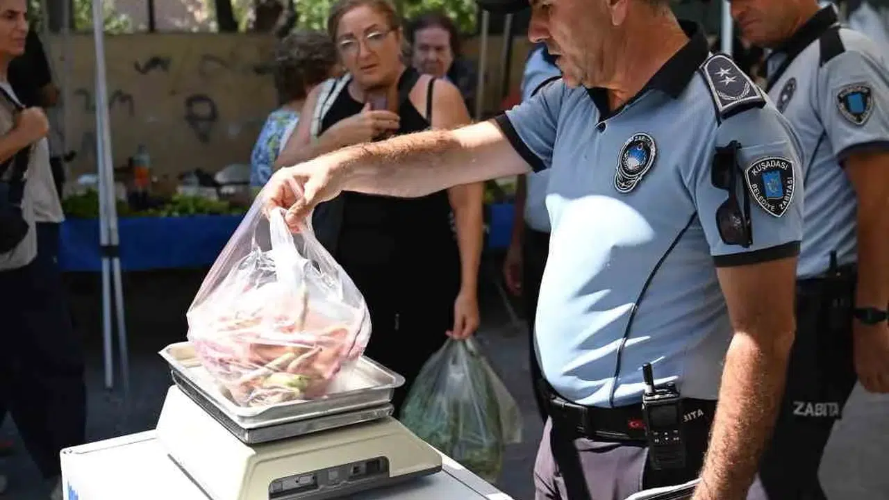 Kuşadası'nda semt pazarlarında fiyat ve gramaj denetimi yapılıyor