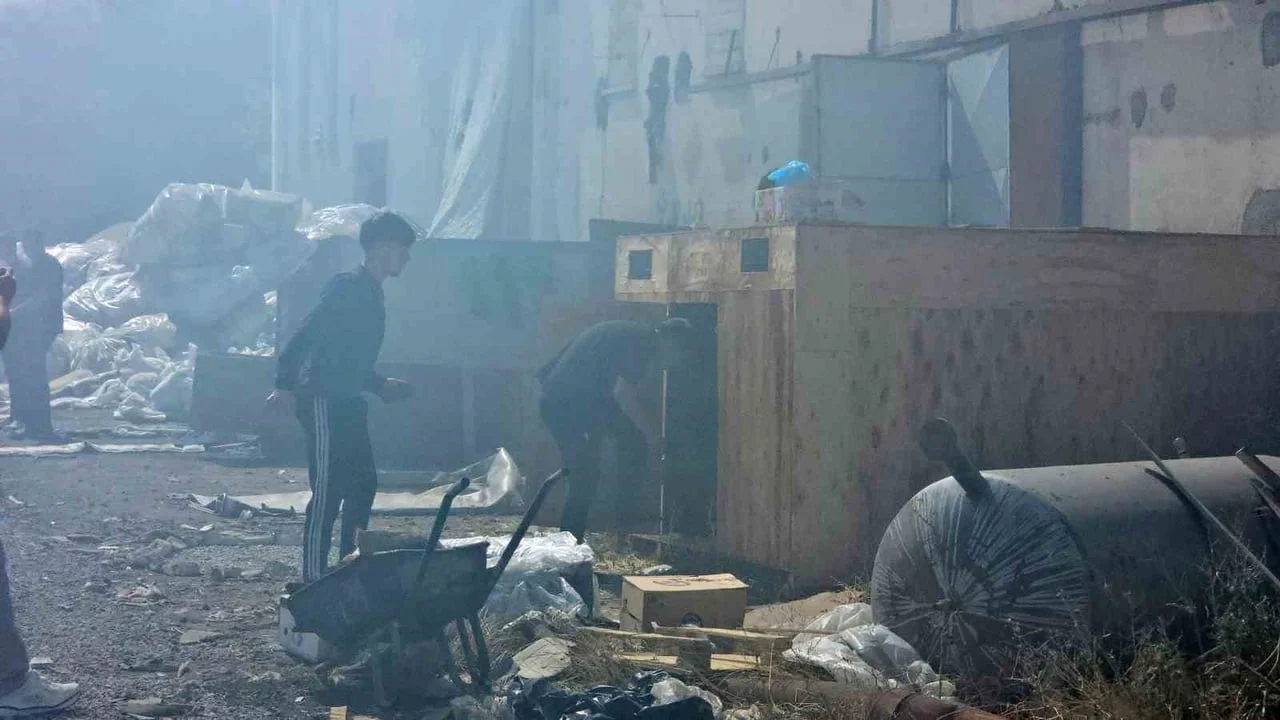 Kayseri Organize Sanayi Bölgesi'nde atık maddelerin bulunduğu alanda yangın çıktı