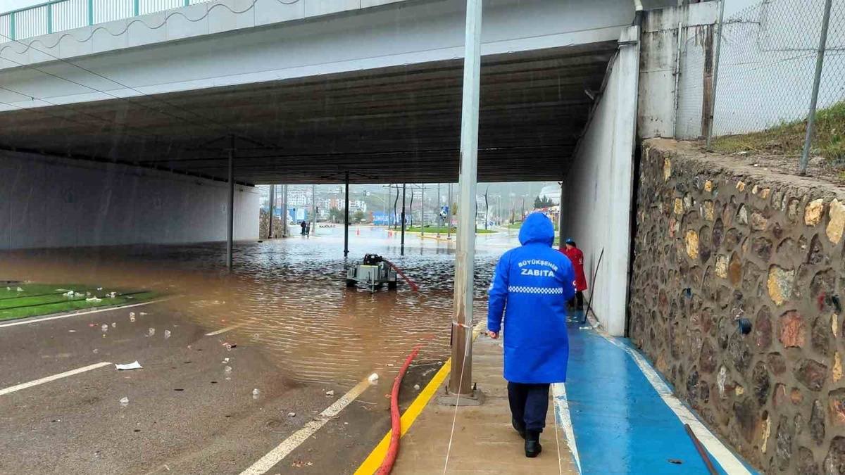 Kocaeli'de şiddetli sağanak nedeniyle 897 personel ve 512 araç sahaya indi