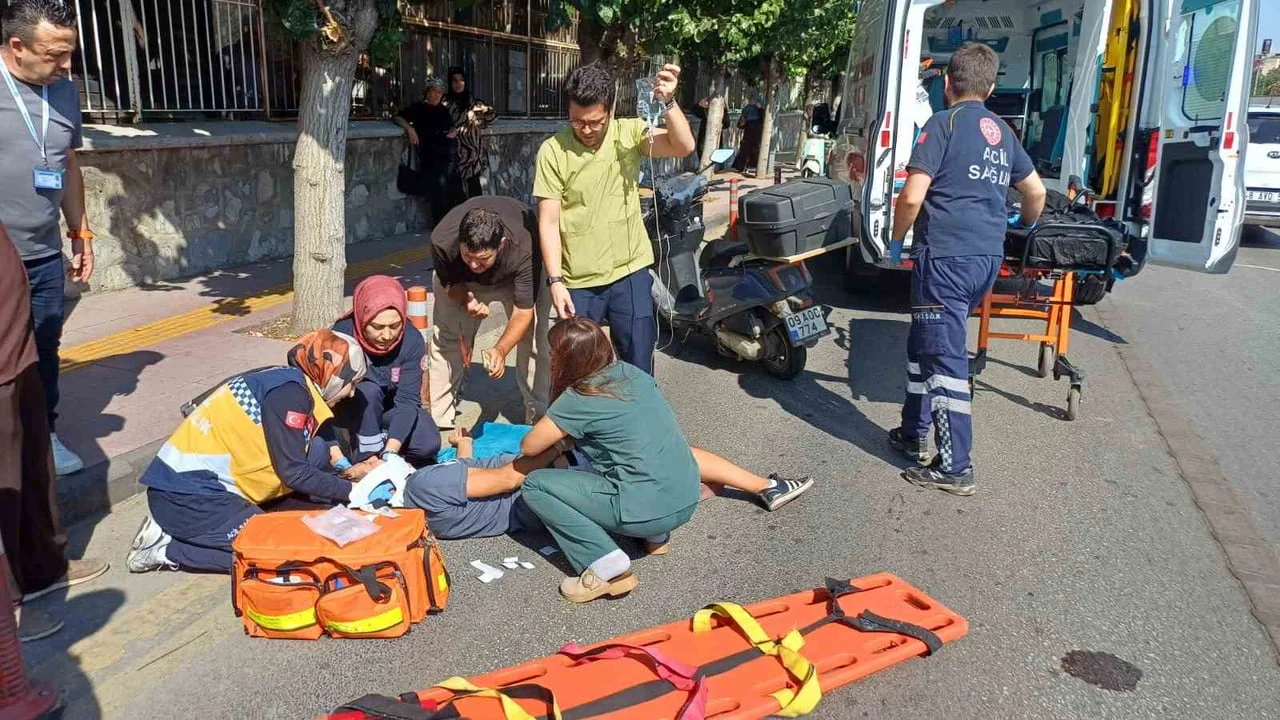 Aydın'da motosiklet sürücüsü panik fren yaparak dubalara çarptı