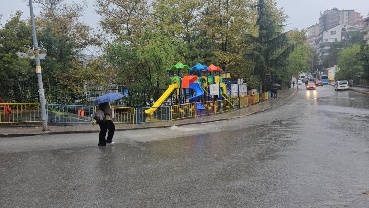 Zonguldak'ta şiddetli sağanak yağış kent merkezinde hayatı olumsuz etkiledi