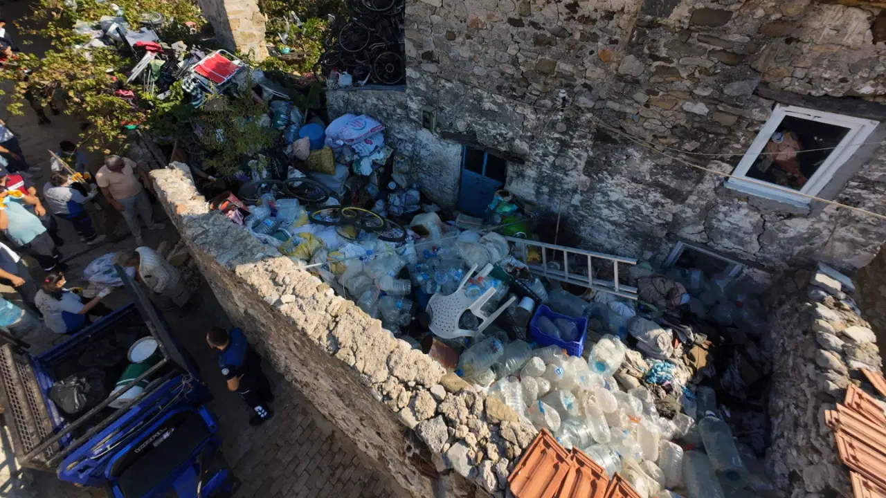 Datça'daki çöp evden yaklaşık 5 ton atık tahliye edildi