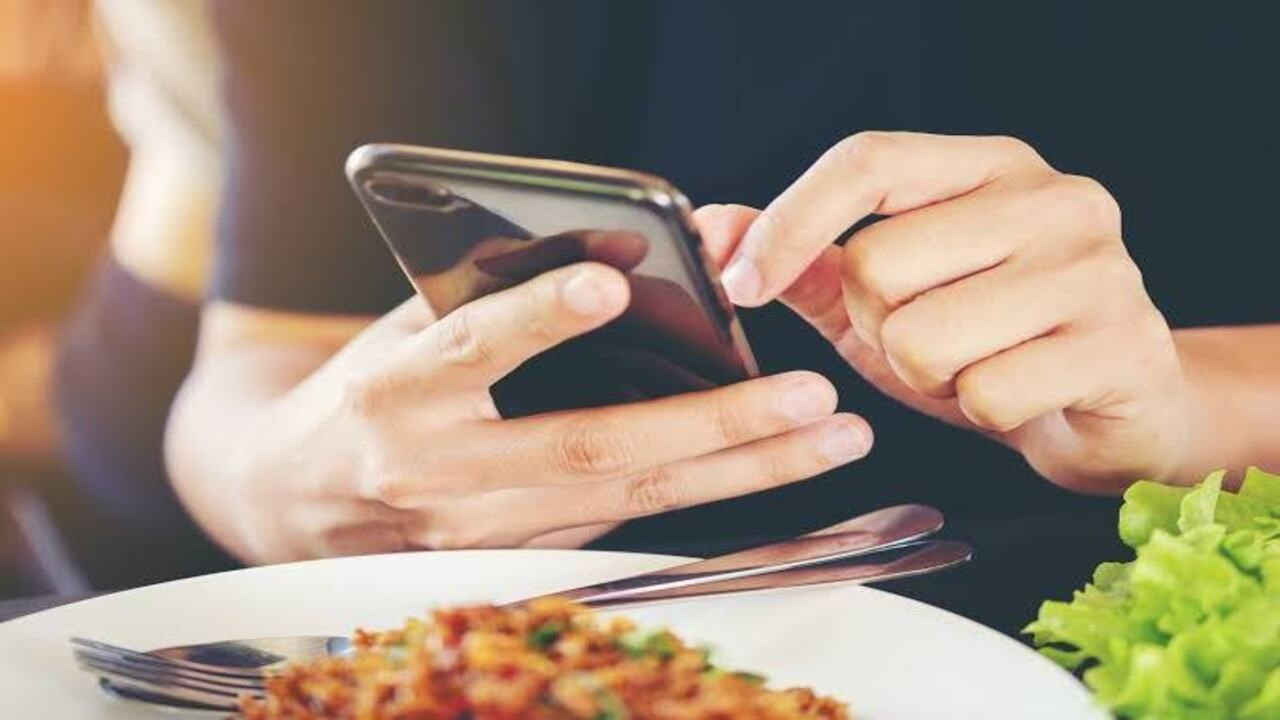 Sardinya'daki restoranlarda yemek sırasında telefon kullanımı yasaklanıyor