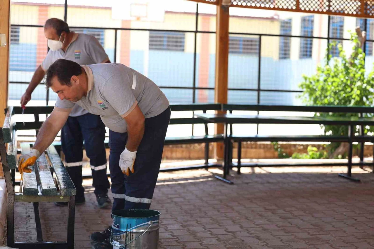 Marmaris Belediyesi devlet okullarının bahçelerini yeni eğitim dönemi için hazırlıyor