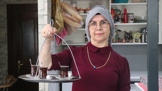 Sakarya'da kıraathane işleten 5 çocuk annesi aile geçindiriyor