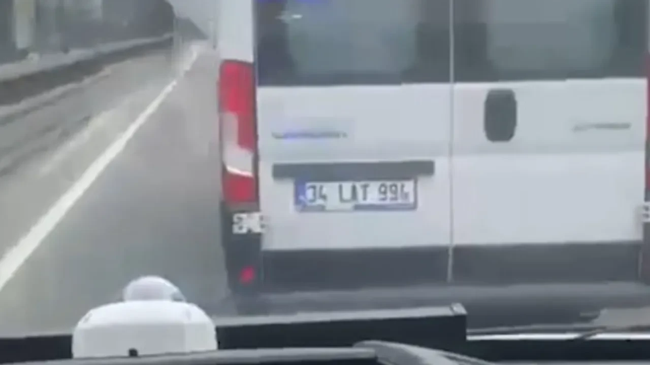 İstanbul'da servis aracı siren çalan ambulansa yol vermedi
