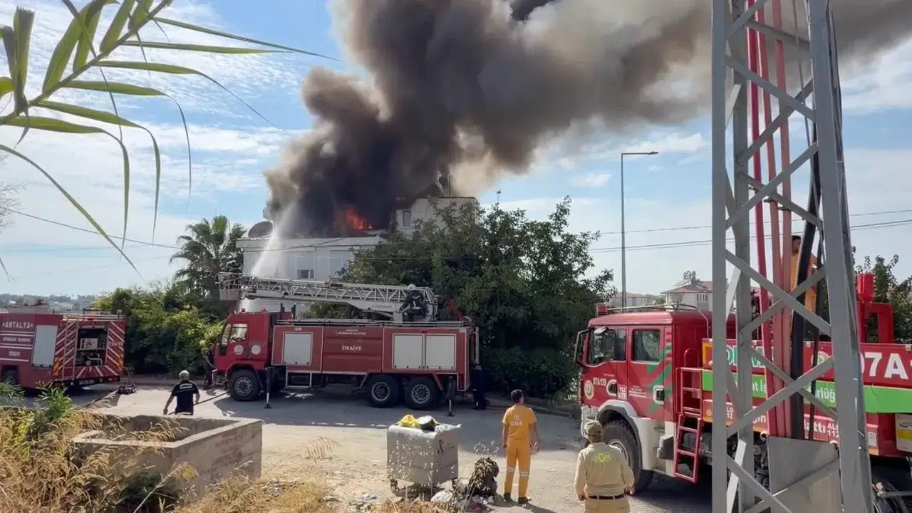 Manavgat'ta bir binanın çatı katında çıkan yangın söndürüldü