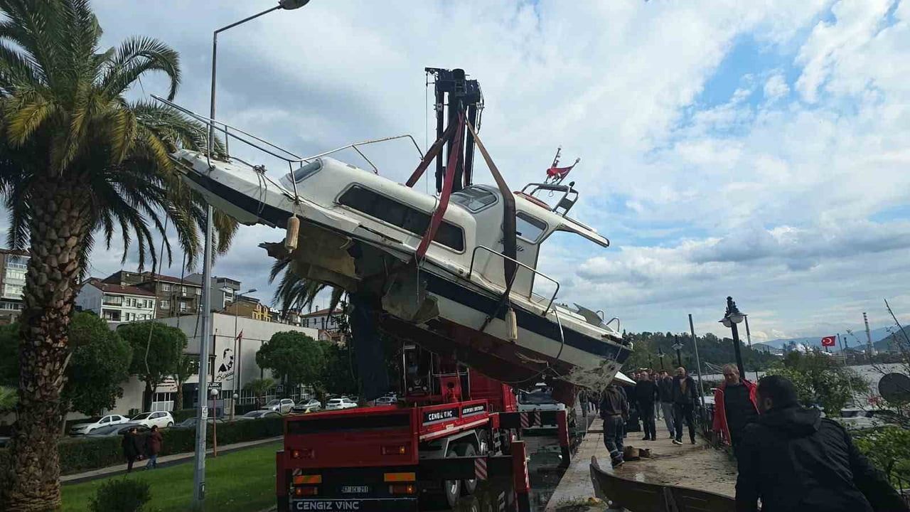Zonguldak Ereğli'de fırtınada batan tekne kurtarıldı