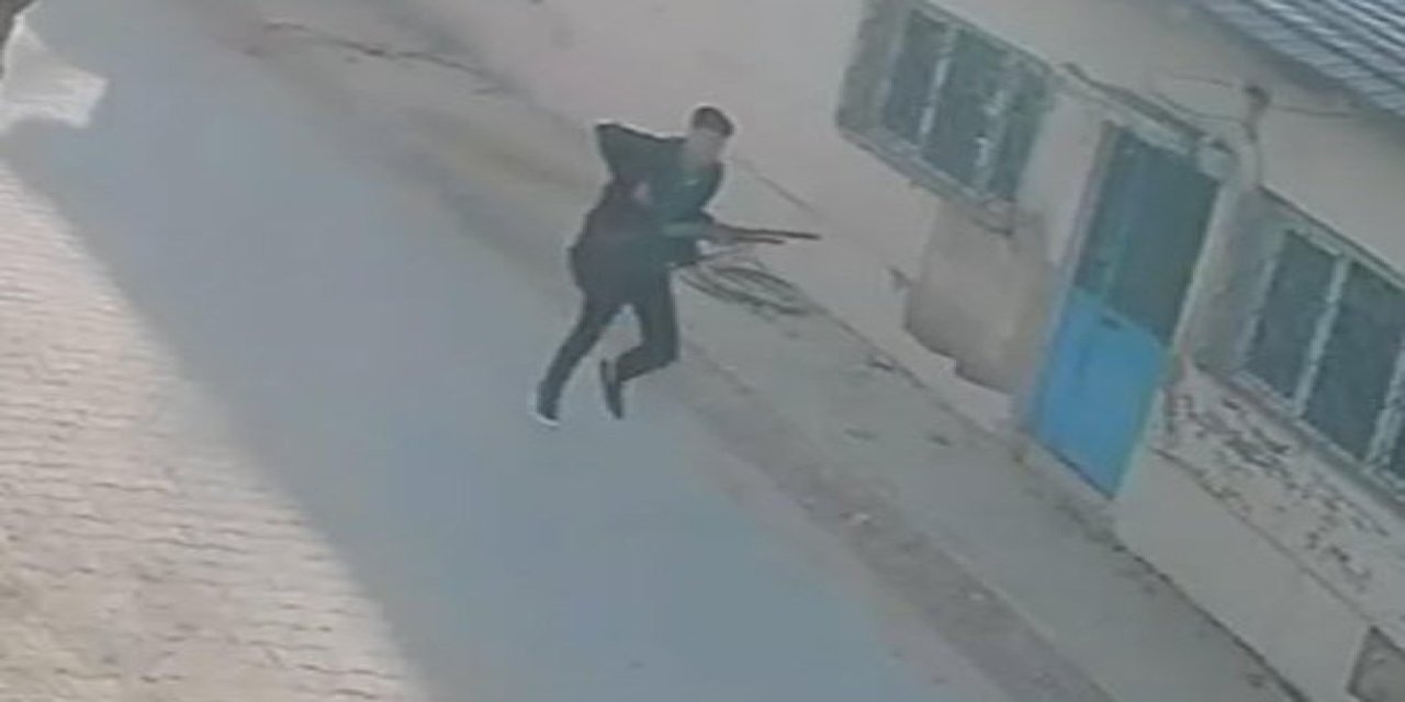 Manisa'da lise önünde silahlı saldırı: Yaralılar var