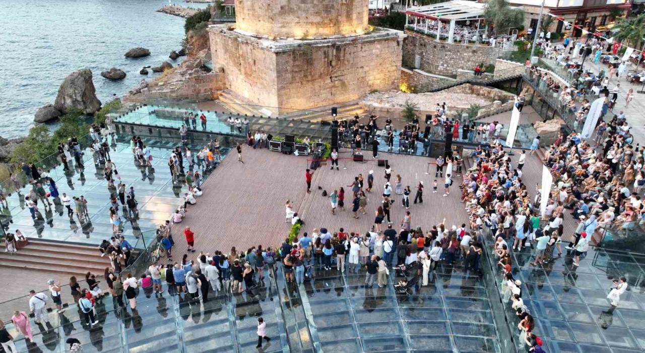 Hıdırlık Kulesi'nde gün batımı konseri düzenlendi