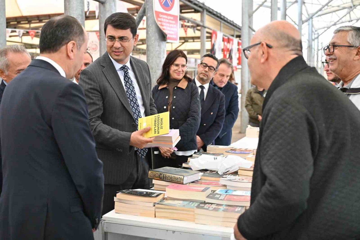 Uşak Valisi Serdar Kartal kitap fuarındaki stantları inceledi
