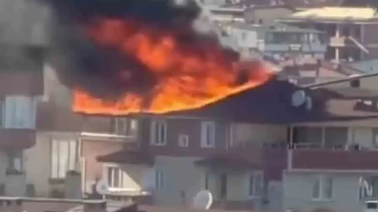 Darıca'da 4 katlı binanın çatısında çıkan yangın söndürüldü