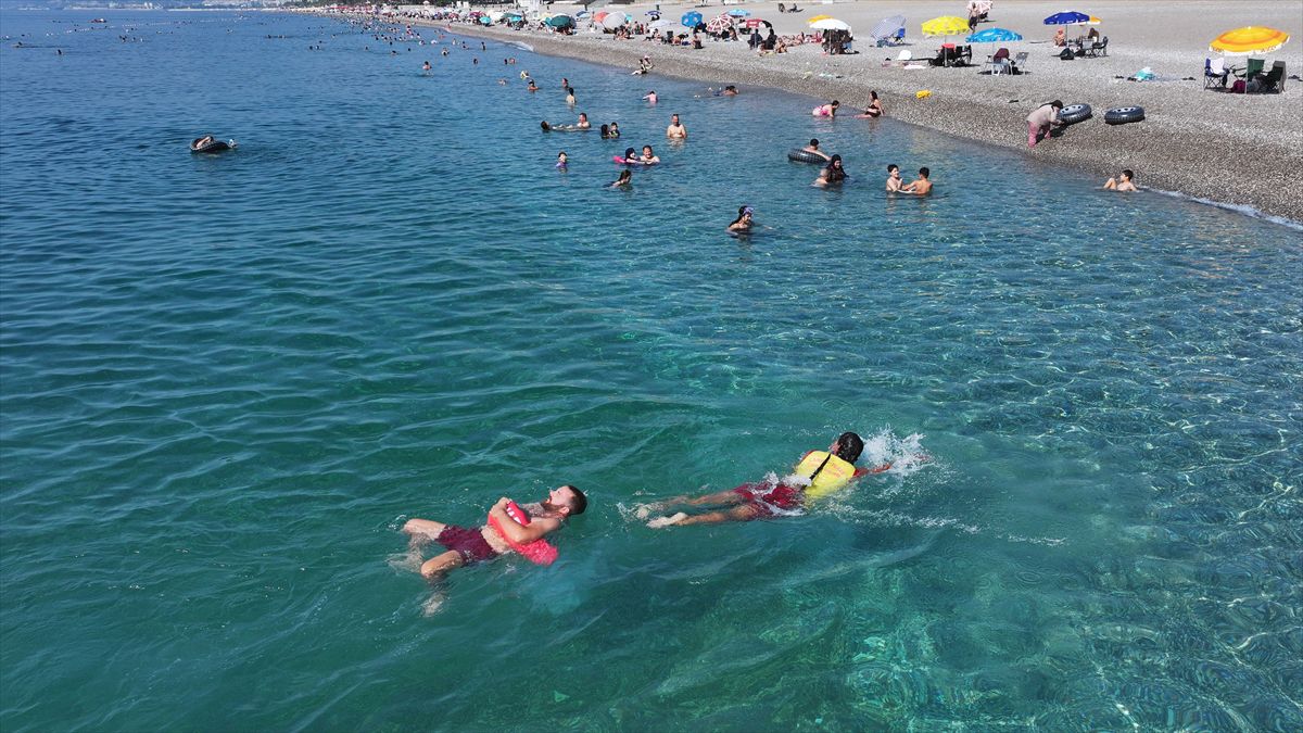 Konyaaltı Sahili'nde cankurtaranlar boğulma tehlikesine karşı uyardı