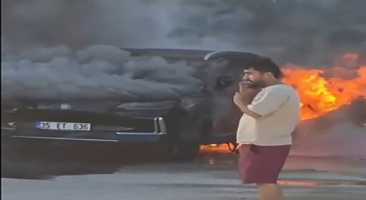 İzmir'in Torbalı ilçesinde park halindeki elektrikli otomobil yandı