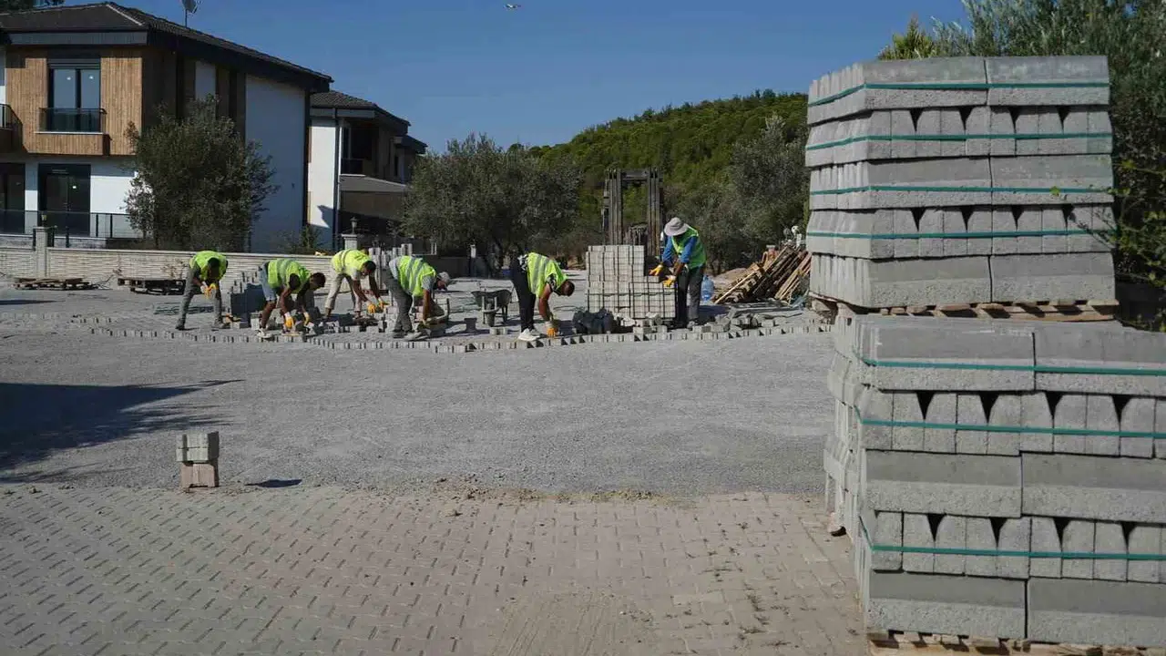 Ayvalık Belediyesi Sefa Çamlık ve Altınova mahallelerinde yol yeniliyor