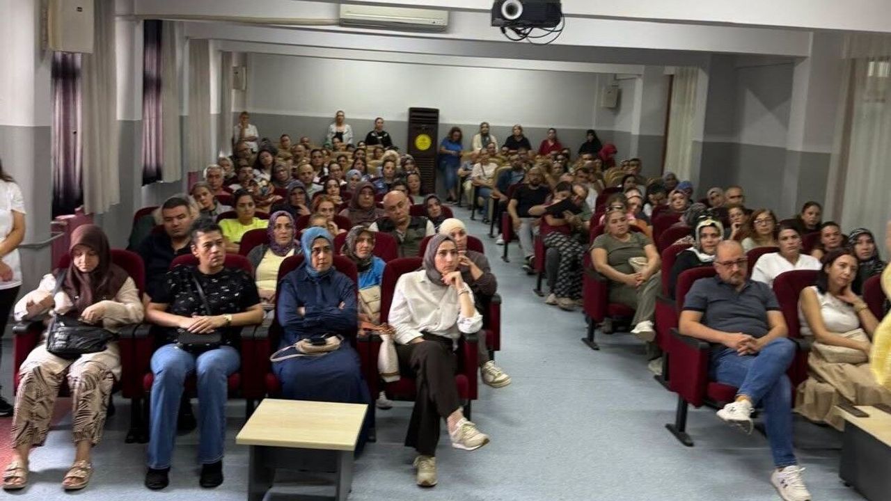 Adana'da lise velilerine yönelik okul ve medya kullanımı eğitimi düzenlendi