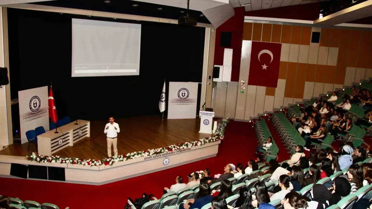 Aydın Adnan Menderes Üniversitesi yeni öğrencilere yönelik oryantasyon düzenliyor