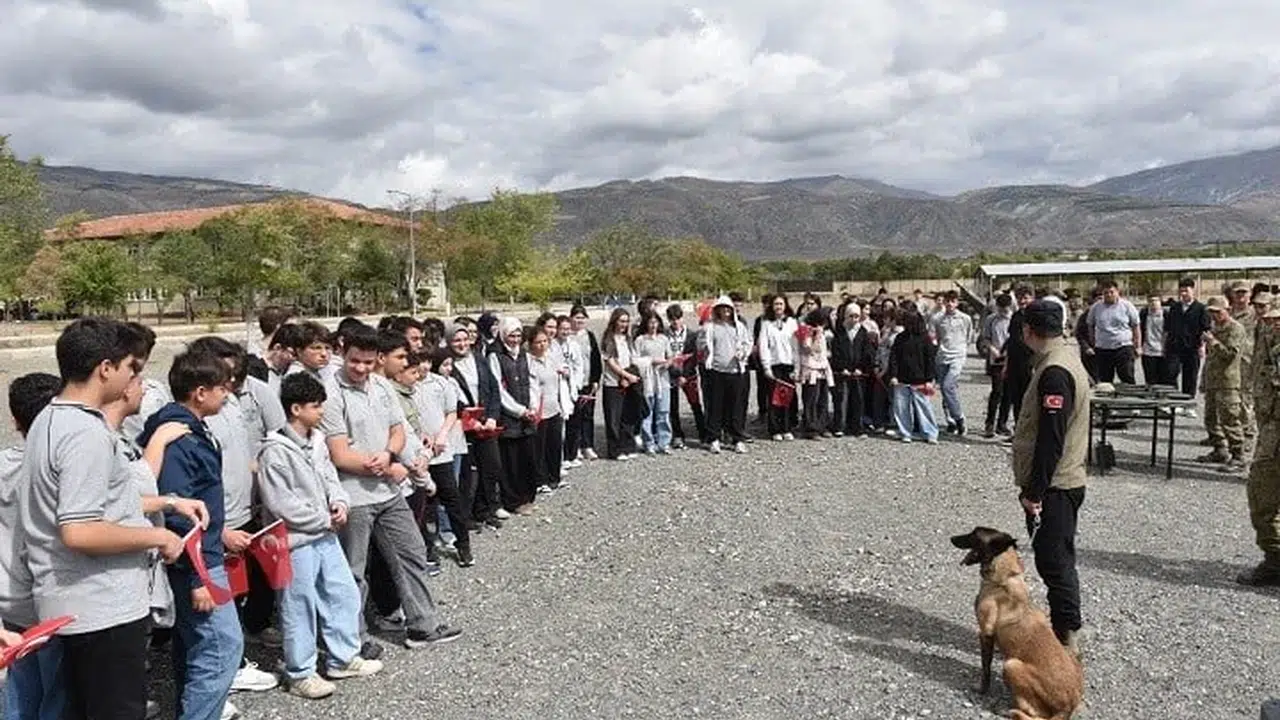 Erzincan'da lise öğrencileri askeri personel ve gazilerle buluştu