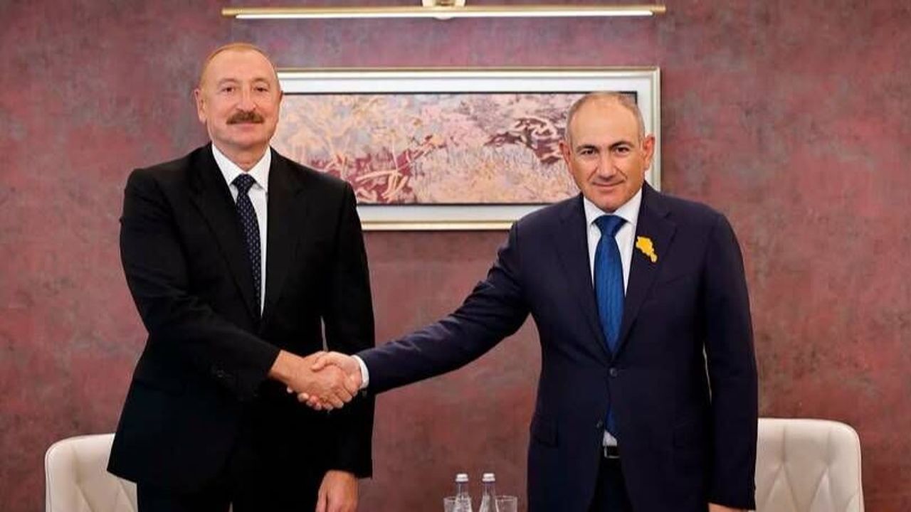 Aliyev ve Pezeşkiyan'ın maden suyu üzerinden yaptığı diyalog dikkat çekti