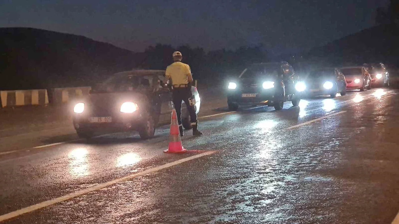 Zonguldak Çaycuma'da trafik ekipleri gece denetimi gerçekleştirdi
