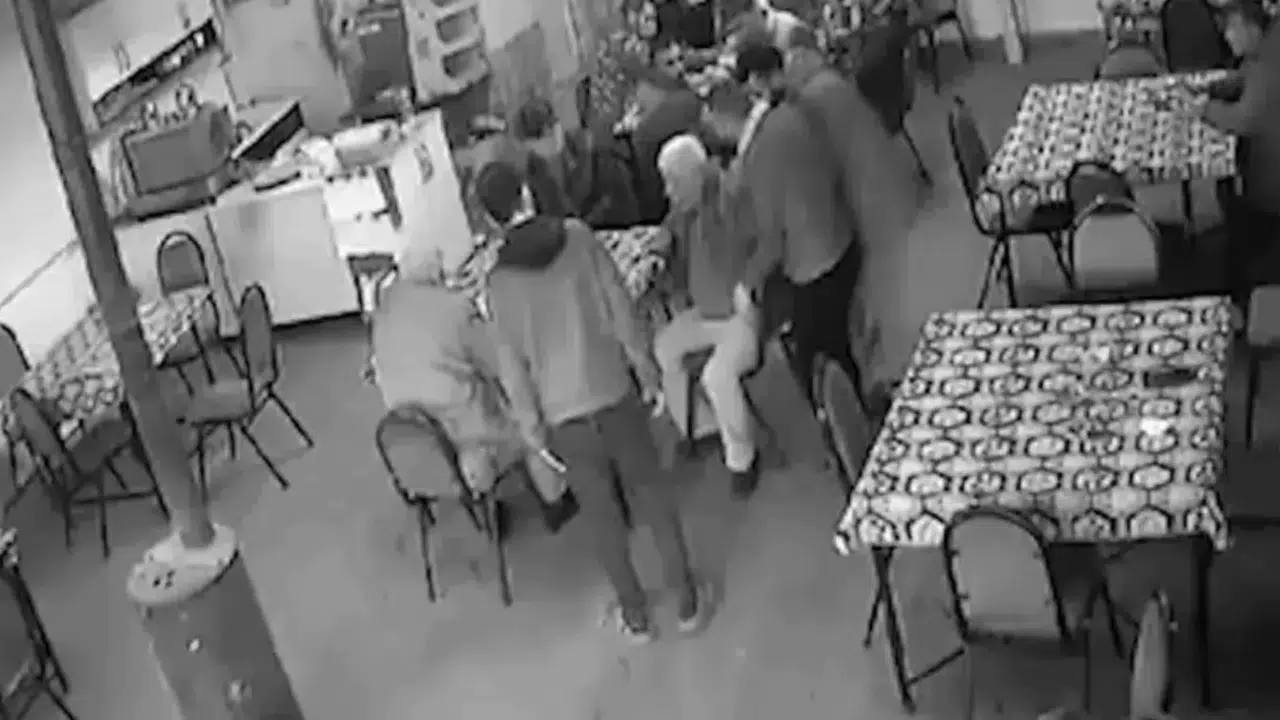 Fatih'te yemek yerken boğazına yiyecek kaçan kişi Heimlich manevrasıyla kurtarıldı