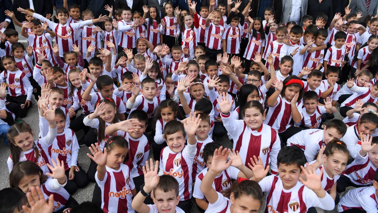 İnegöl'de 750 öğrenciye İnegölspor forması teslim edildi