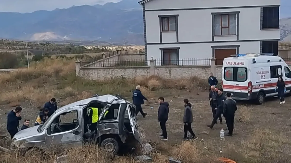 Sivas'ta staj yolunda devrilen araçta 1 öğrenci öldü, 4 kişi yaralandı