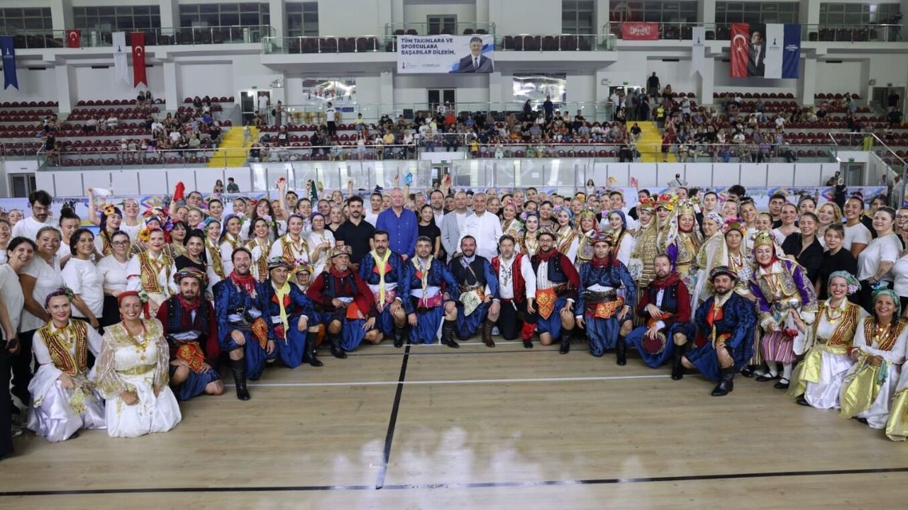İzmir'de ücretsiz Balkan halk dansları kursu final gösterisiyle tamamlandı