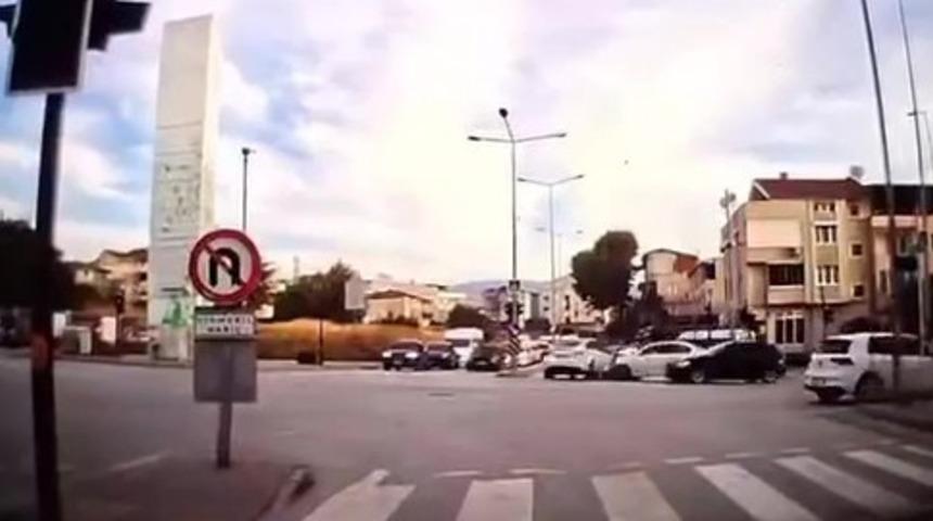 Bursa'da hatalı dönüş yapan otomobil iki aracın çarpışmasına yol açtı