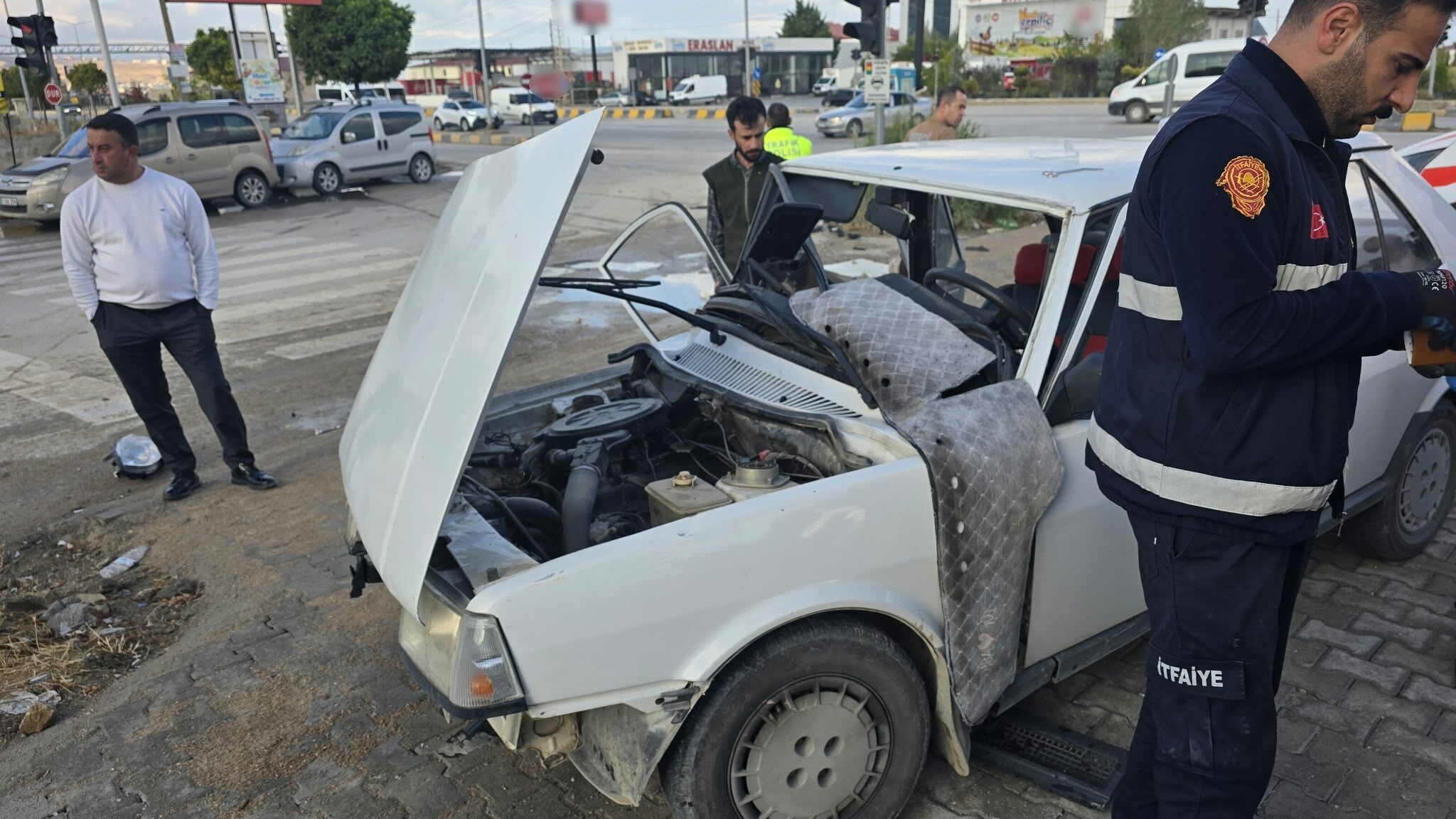Van'ın Edremit ilçesinde iki otomobilin çarpışması sonucu 6 kişi yaralandı