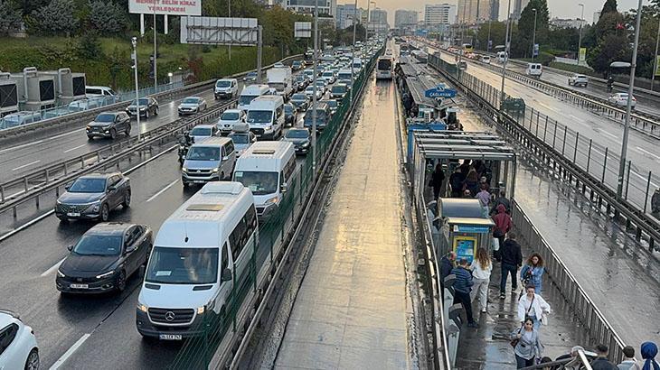 İstanbul'da yağışlı hava trafiği etkiledi, yoğunluk yüzde 89'a ulaştı
