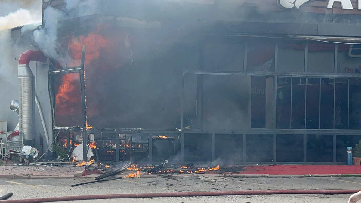 Sakarya Serdivan'da bir restoranda yangın çıktı