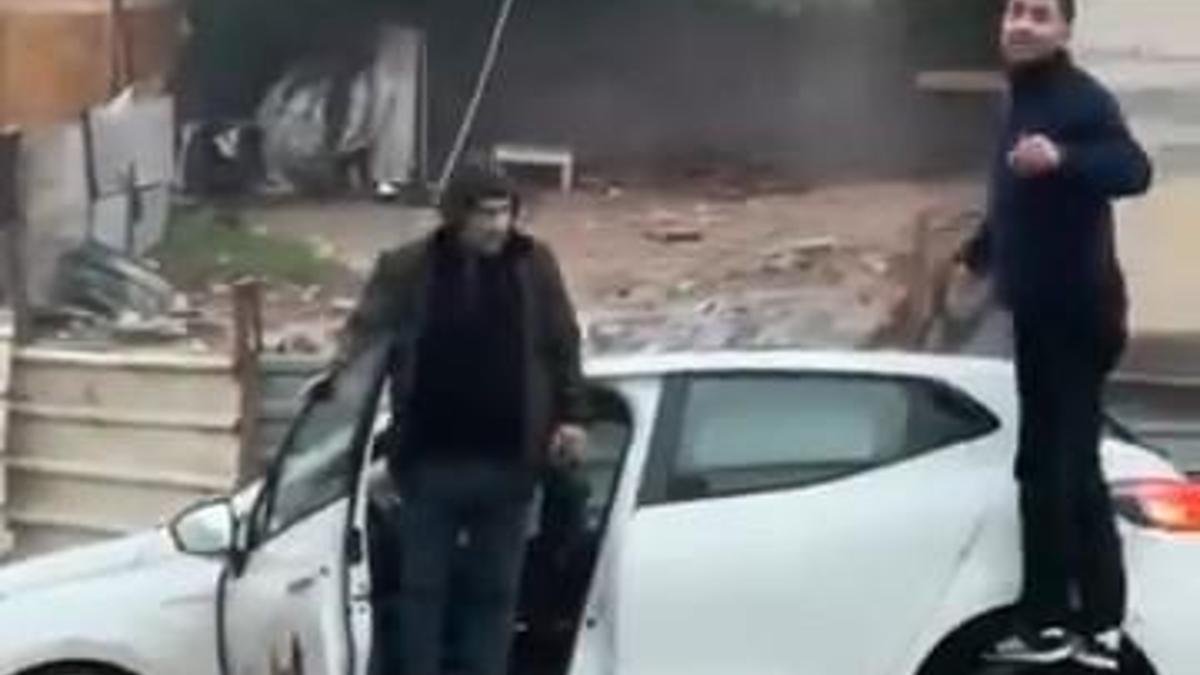 Sultanbeyli'de yol çökmesi sonucu mahsur kalan araç çekiciyle çıkarıldı