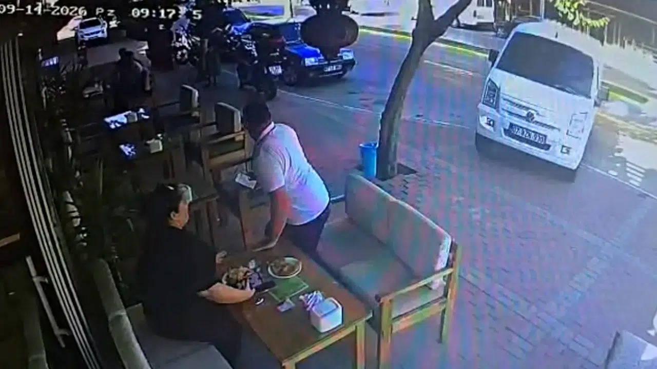 Manavgat'ta kontrolden çıkan minibüs kafeye daldı