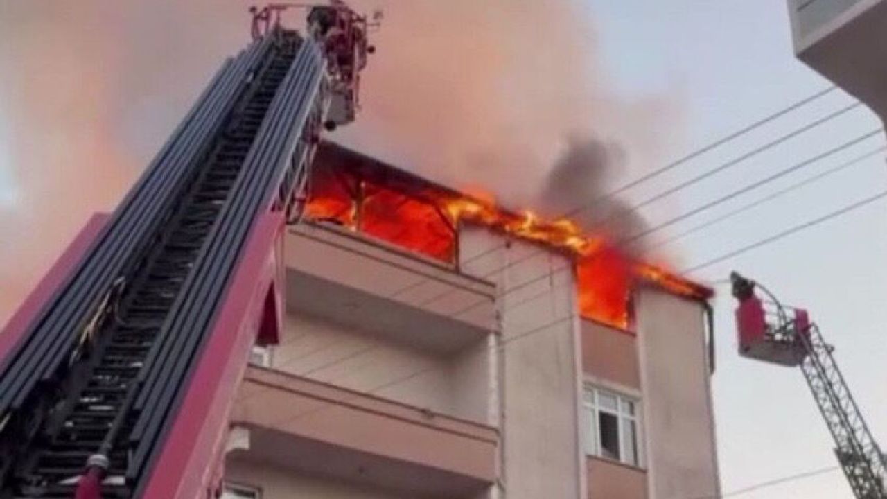 Darıca'da bir binanın teras katında çıkan yangın paniğe neden oldu