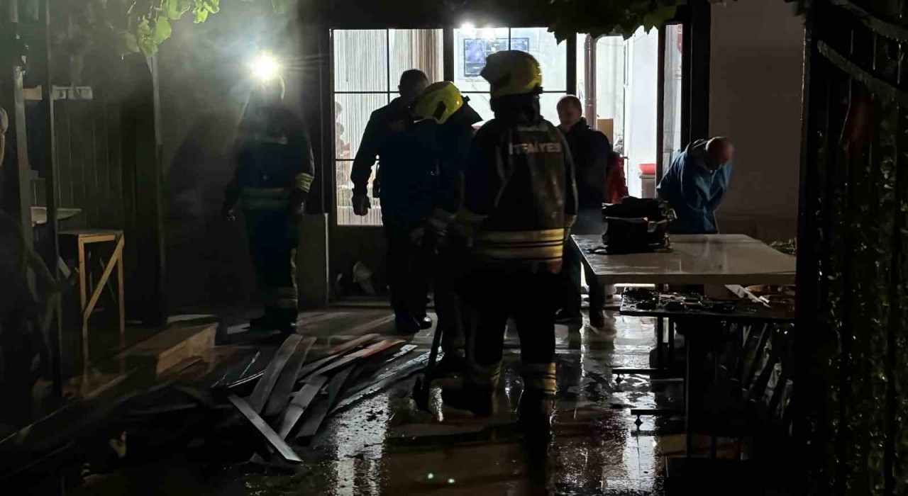 Bolu'da villanın bahçesindeki odunlukta çıkan yangın söndürüldü