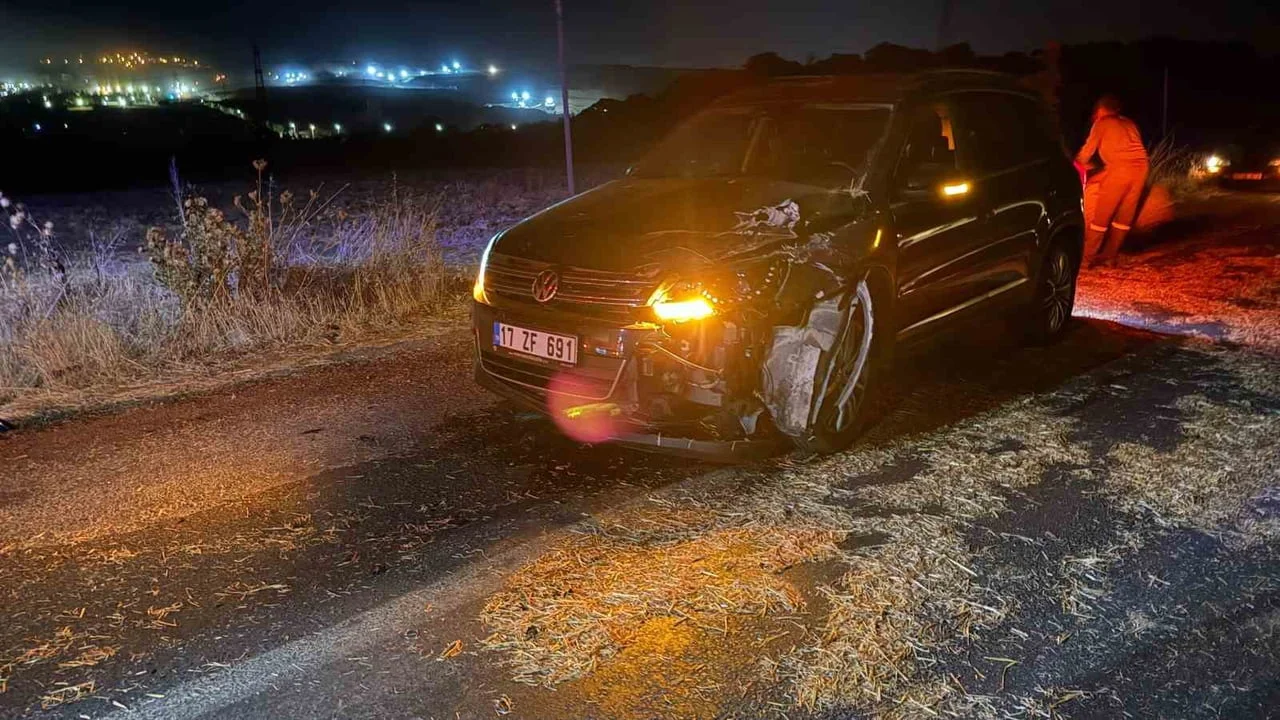 Çanakkale'de otomobilin saman yüklü traktöre çarpması sonucu bir kişi yaralandı