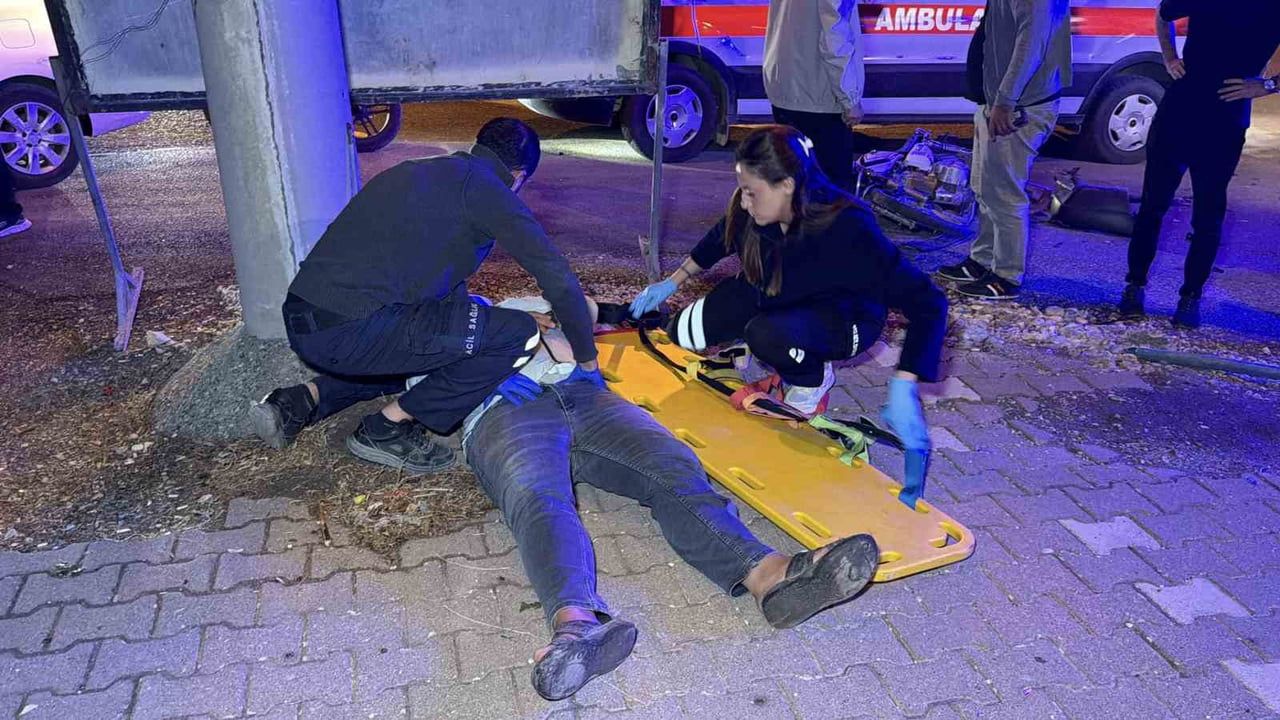 Adıyaman'da motosiklet ile otomobilin çarpışması sonucu 2 kişi yaralandı