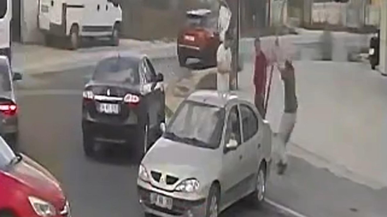 Tekirdağ'da geri manevra yaparken tabelaya çarpan sürücü tabelayı sökmeye çalıştı