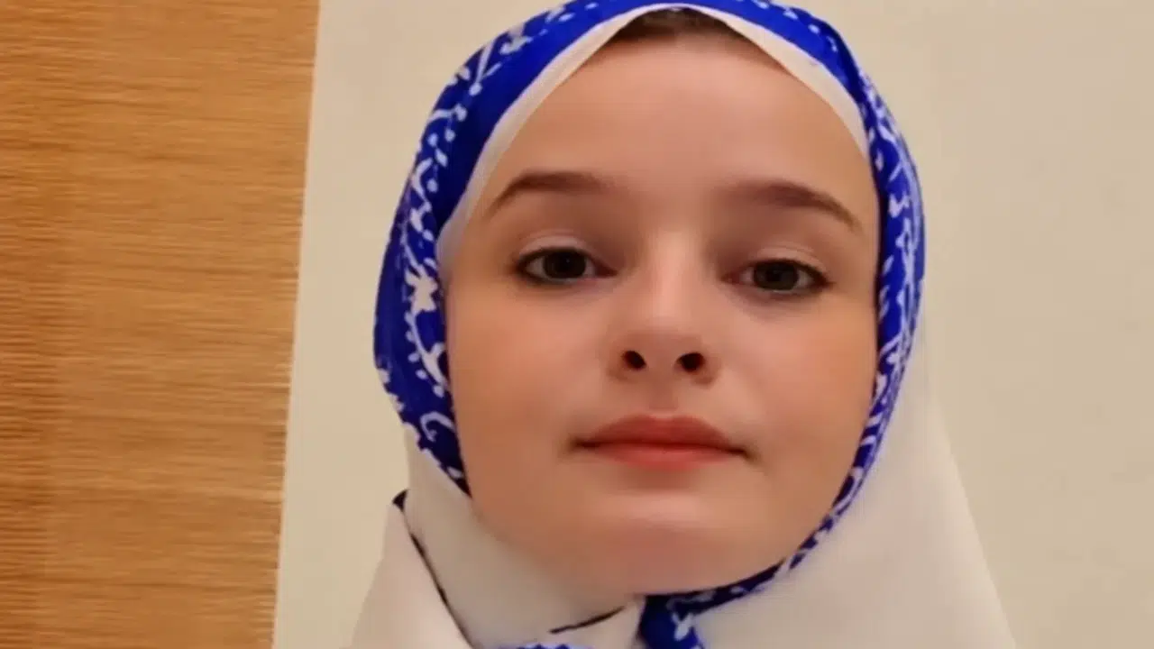 Sanatçı Roza İbadova başörtülü öğrencilerin eğitimi için Aliyev'e çağrıda bulundu