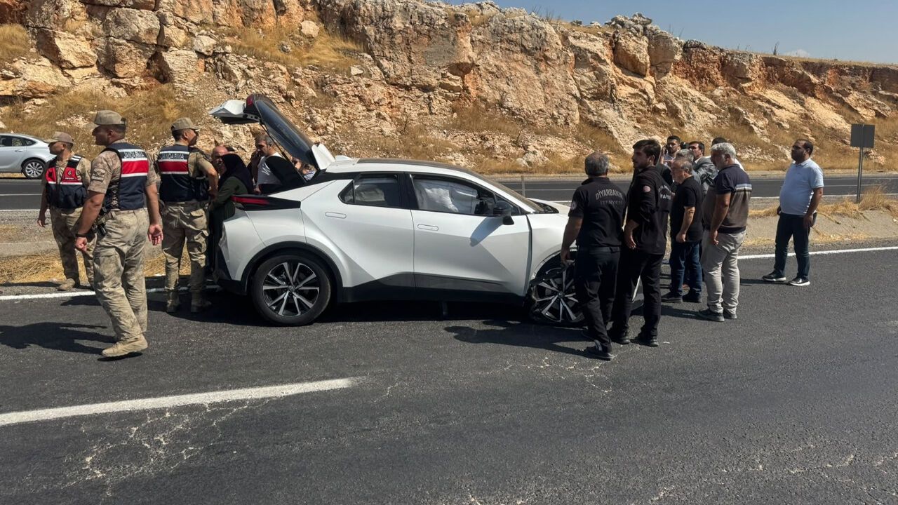 Diyarbakır Ergani'de otomobil ile traktör çarpıştı: 4 yaralı