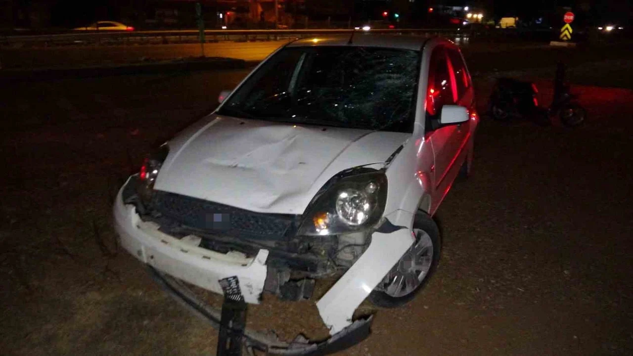 Manavgat'ta tali yola dönüş yapan motorlu bisiklet otomobille çarpıştı