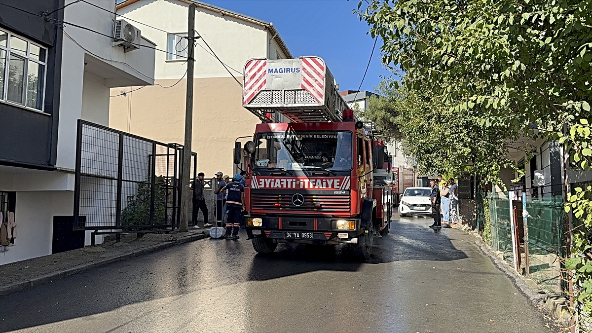 Tuzla'da bir binanın çatısında çıkan yangın itfaiye tarafından söndürüldü