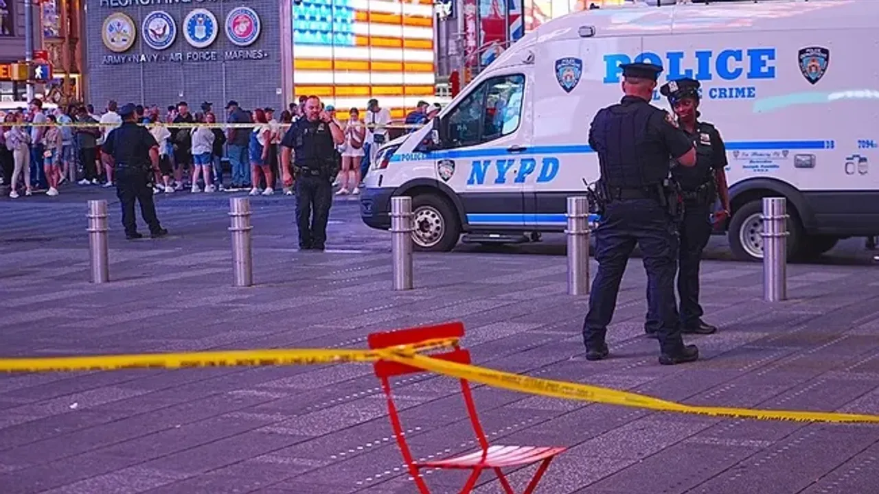 New York Times Meydanı'ndaki bıçaklı saldırıda bir kadın öldü, saldırgan vuruldu