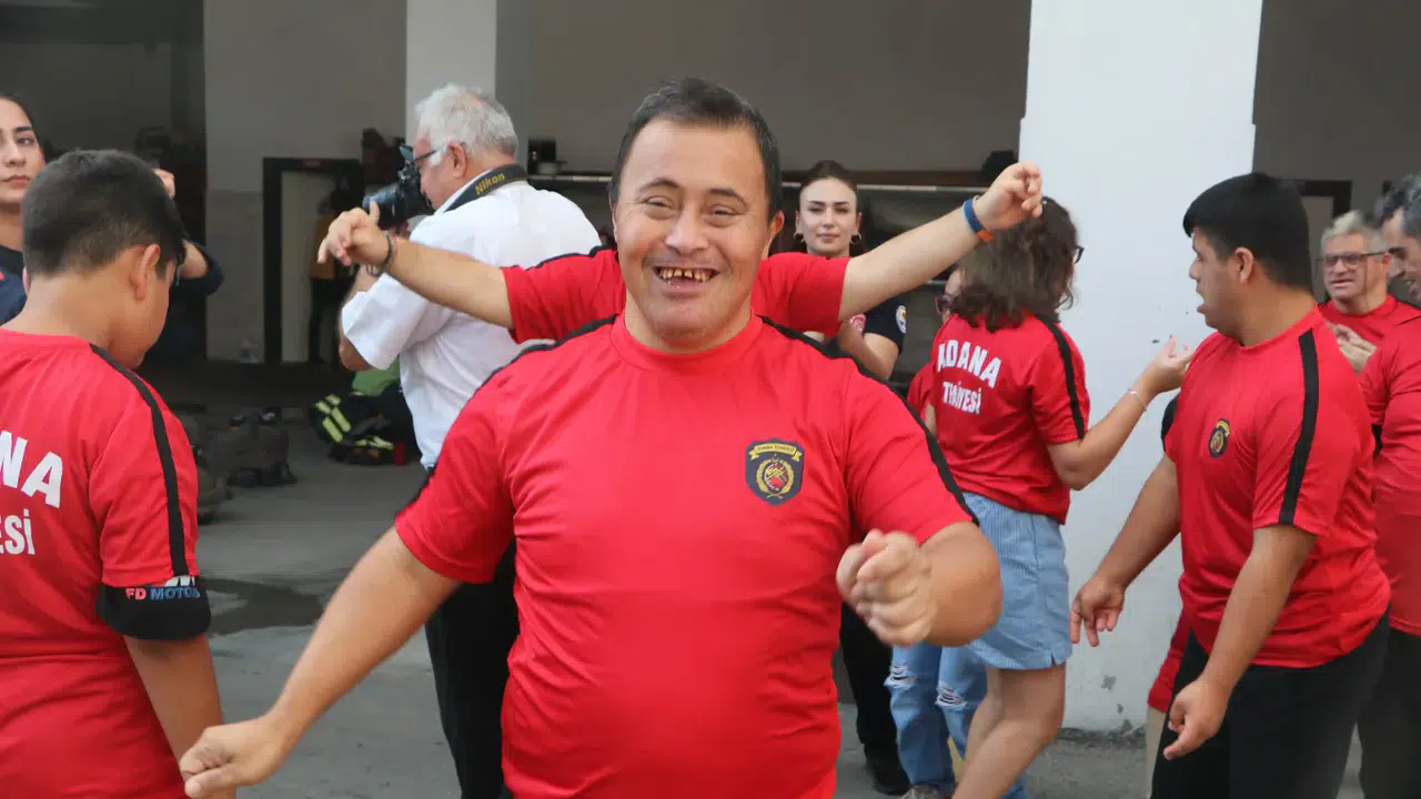 Adana'da özel çocuklar İtfaiye Haftası kapsamında itfaiyecilik deneyimi yaşadı