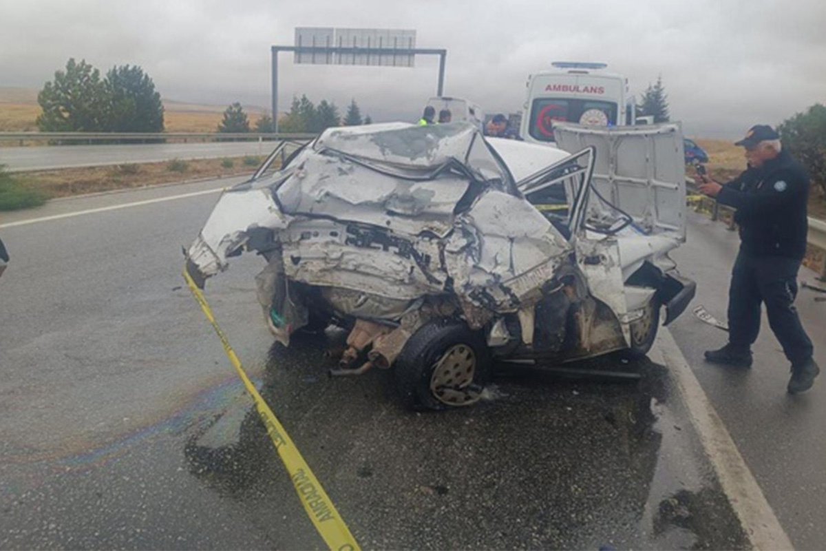 Eskişehir'de tırın otomobile çarpması sonucu 2 kişi hayatını kaybetti