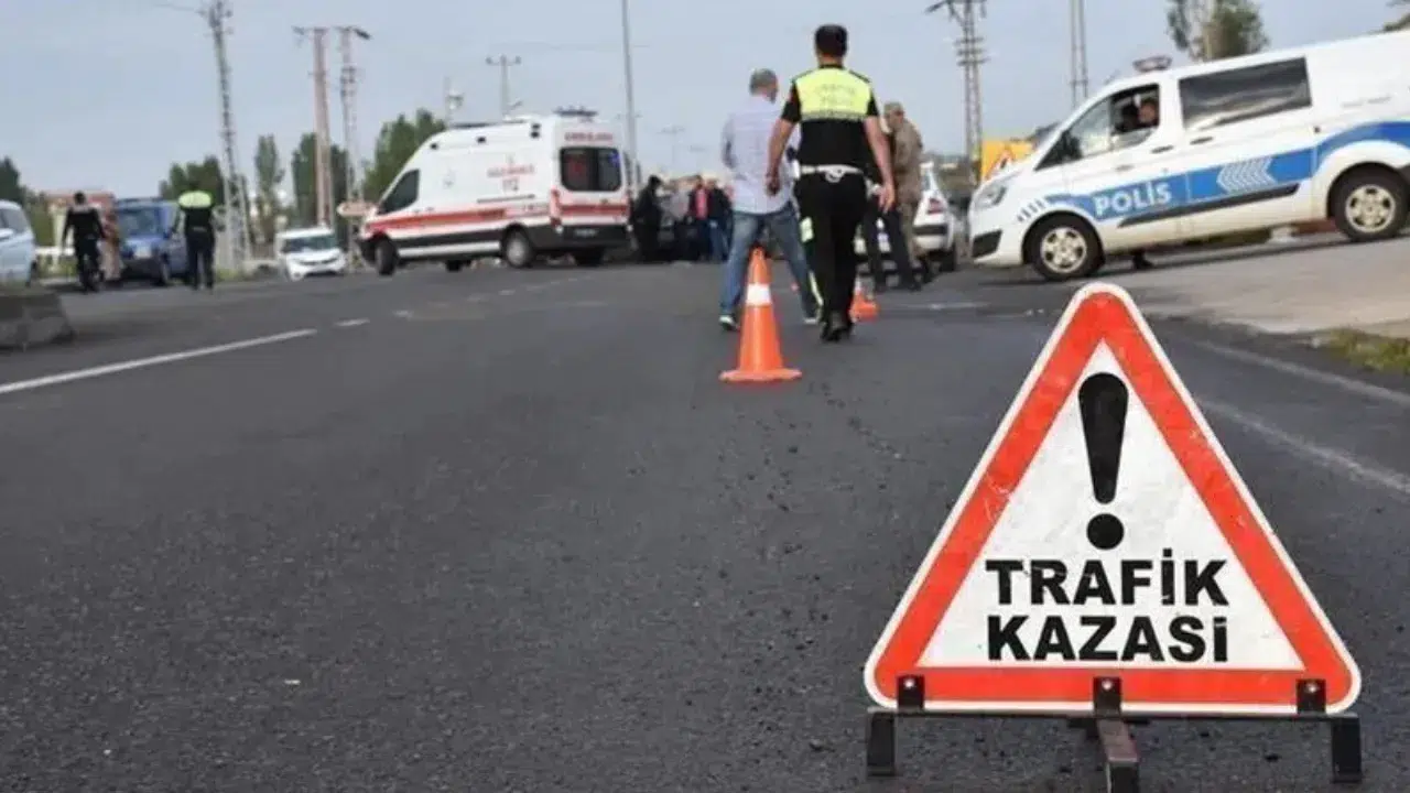 Ümraniye'de cip ile otomobilin çarpışması sonucu 4 kişi yaralandı