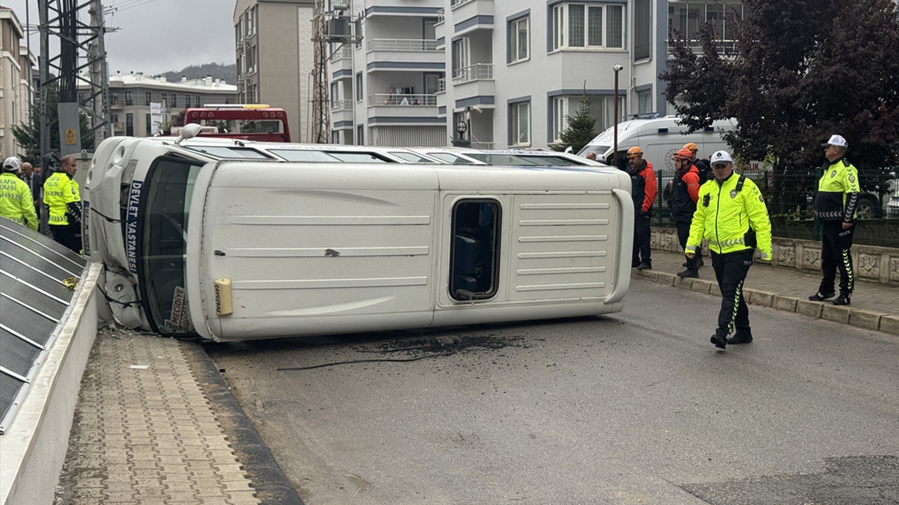 Afyonkarahisar'da iki minibüsün çarpışması sonucu 16 kişi yaralandı