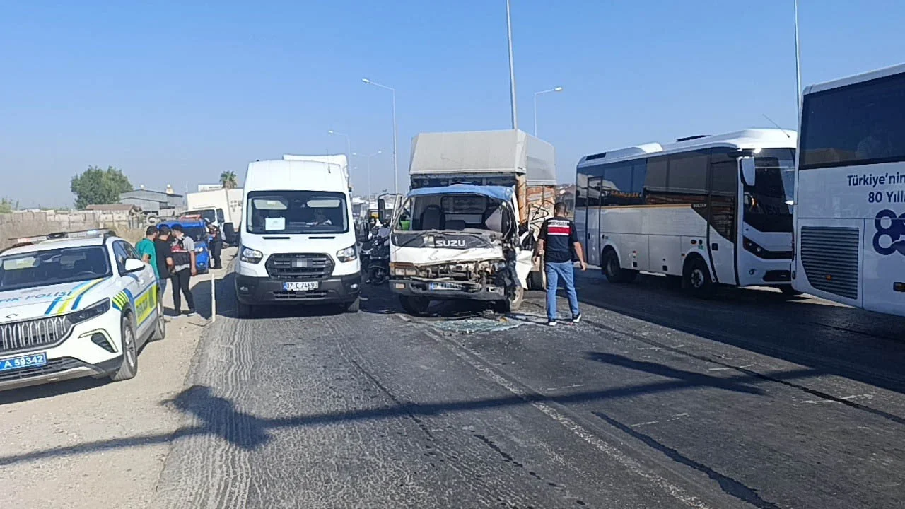 Antalya'da iki kamyonun çarpışması D-400 Karayolu'nda trafiği kilitledi