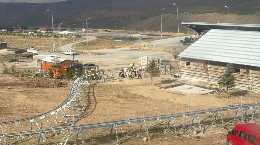 Erciyes'te 1100 metrelik dağ kızağı tesisinde montaj çalışmaları sürüyor